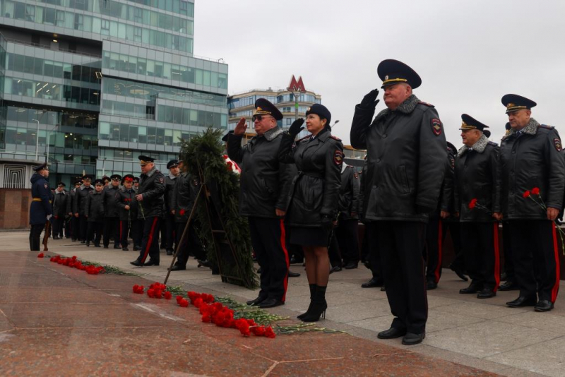 В Москве у памятника «Благодарная Россия – солдатам правопорядка, погибшим при исполнении служебного долга» делегация МВД России почтила память своих коллег